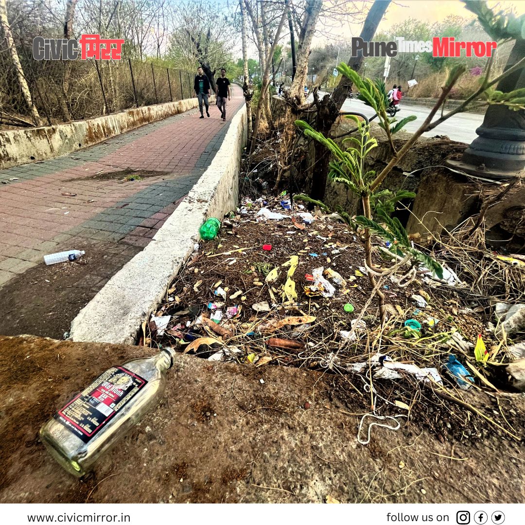 civicmirrorpune's tweet photo. निसर्गसंपन्न तळजाई टेकडीची समाजातील विघ्नसंतोषी घटकांनी वाट लावली आहे. संरक्षक भिंत तोडली आहे, बसण्याच्या ठिकाणचे कठडे तोडले आहेत, पथदिवे चोरीला गेले आहेत, स्वच्छतागृहे बंद आहेत, परिसराची सफाई नियमितपणे होत नाही.
#pune #पुणे #taljai #taljaitekdi @PMCPune #tourist https://t.co/CRDi2jKMYk