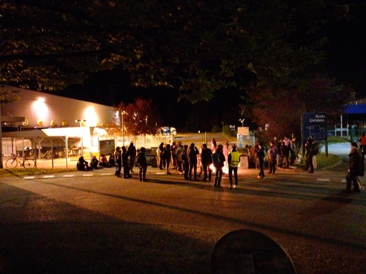 Ce matin, les soutiens de l'AG interpro et de l'AG de luttes, en solidarité avec les grévistes de la poste chavant, ont bloqué la PIC de Sassenage depuis 3h30.
Aucun camion n'a pas pu sortir.
Le blocage est actuellement toujours en cours