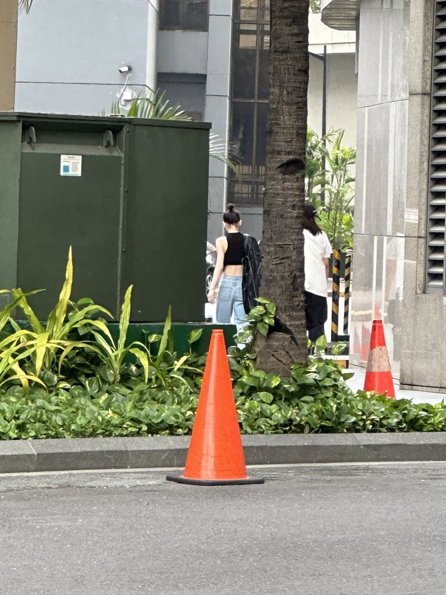 kimtaenos's tweet photo. taeyeon walking around in manila with black sleeveless crop top and blue jeans 🖤👖

she looks so hot even from the back view 🫠 https://t.co/yyt8jnaKiN