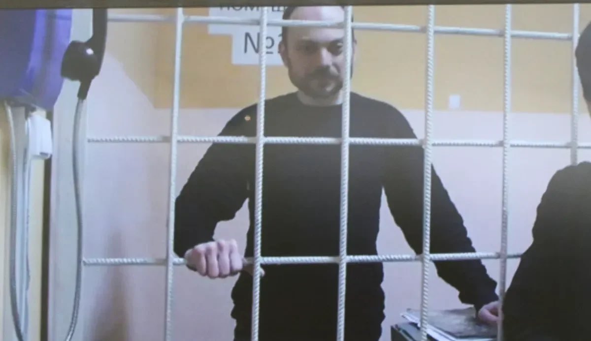 Rachel_Denber's tweet photo. Hard to find just one excerpt from Vladimir Kara-Murza’s defiant closing speech in his outrageous treason trial. Each word rings truth and courage. No wonder Russia closed trial to public. Last thing authorities want is for public to hear facts. 
https://t.co/gOq0za1hwC https://t.co/Ucq5sGsXnE