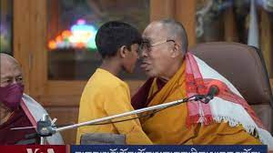 fellipebambam's tweet photo. Segundo os comentaristas tóxicos e venais da Globo Lixo, o episódio envolvendo o dalai lama pedindo a uma criança pra chupar sua língua foi um ato inocente e brincalhão. Essa mídia tendenciosa e lacradora sempre trata os casos de pedofilia como algo normal. CANALHAS! https://t.co/bjTm2BOaeo