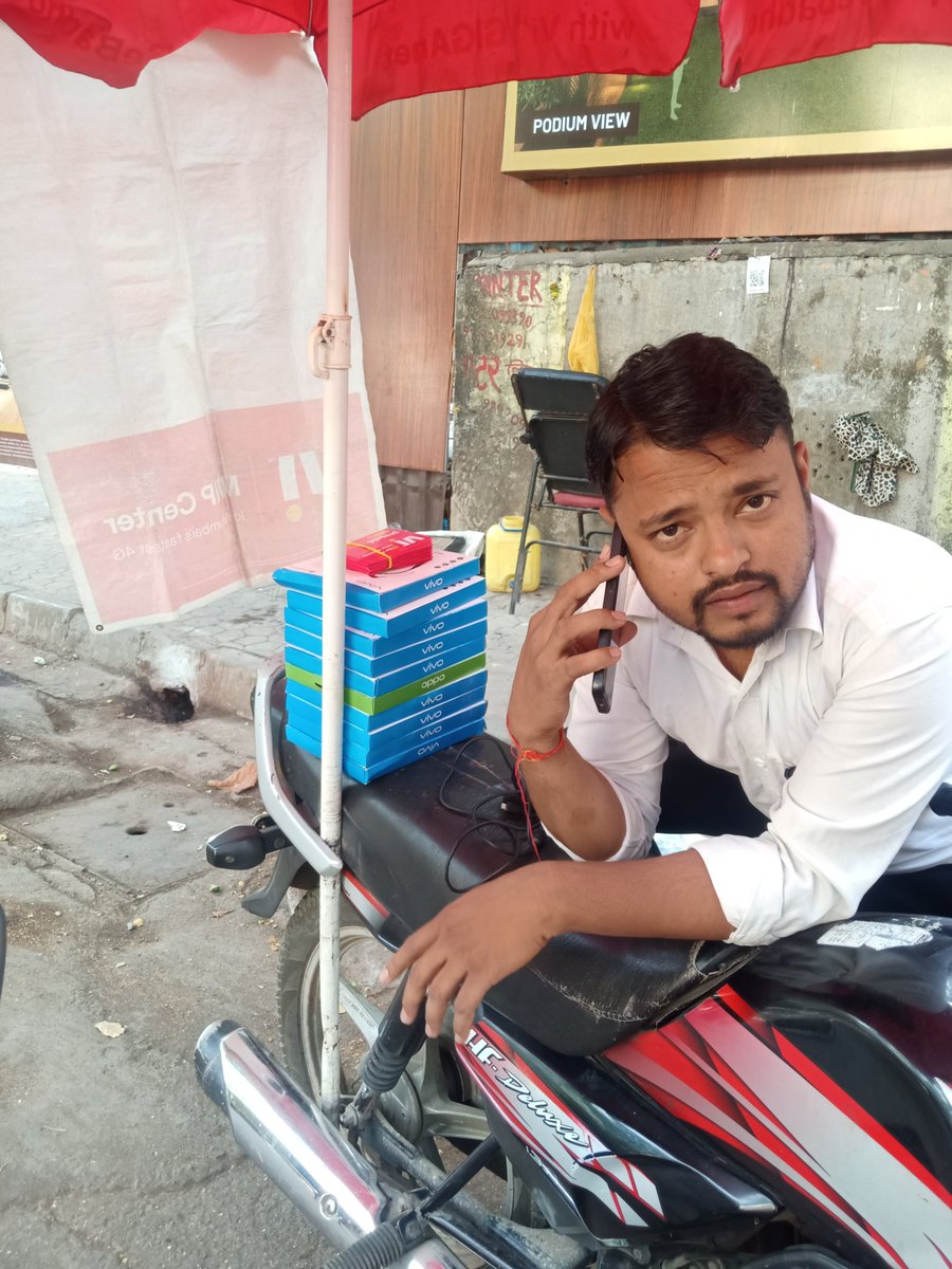 Jayeshjn05's tweet photo. Hello Vi,oppo ,Vivo
There are some promoters of Vodafone idea
(VI) Selling New Simcards and doing MNP  IN MULUND WEST Mumbai 400080
Giving Free MNP Services to customer and giving free fake OPPO/ VIVO products to them.
@OPPOIndia 
@Vivo_India 
@ViBusinessIndia https://t.co/P91gp67J22