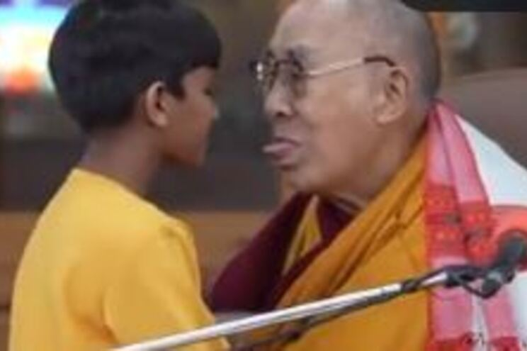 fellipebambam's tweet photo. Segundo os comentaristas tóxicos e venais da Globo Lixo, o episódio envolvendo o dalai lama pedindo a uma criança pra chupar sua língua foi um ato inocente e brincalhão. Essa mídia tendenciosa e lacradora sempre trata os casos de pedofilia como algo normal. CANALHAS! https://t.co/bjTm2BOaeo