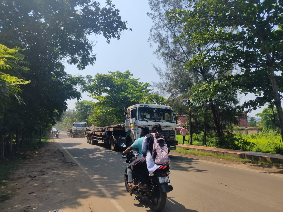 Aahwanofficial's tweet photo. Despite the ASP, Paradeep enquiry and action taken to stop heavy vehicles from passing through college areas, the ground reality shows that they continue to run. It's time for stricter enforcement and measures to ensure the safety of students and residents. #StopHeavyVehicles https://t.co/6Tsjk23PRr
