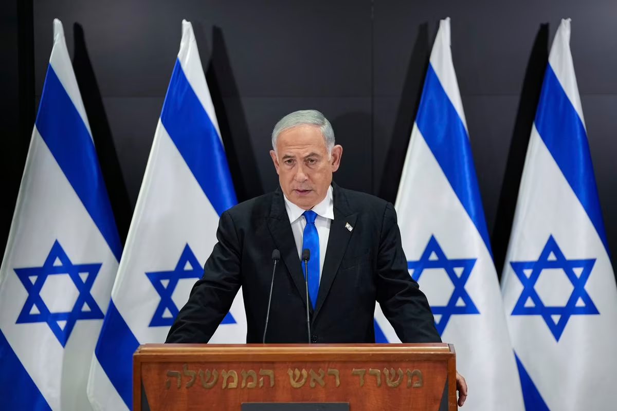 No em queda clar quin país és. Imatge com a transmissió de missatge.

Netanyahu durant la seva compareixença aquest dilluns a Tel-Aviv per anunciar que manté al càrrec al seu ministre de Defensa.

#escenografia #powerdressing