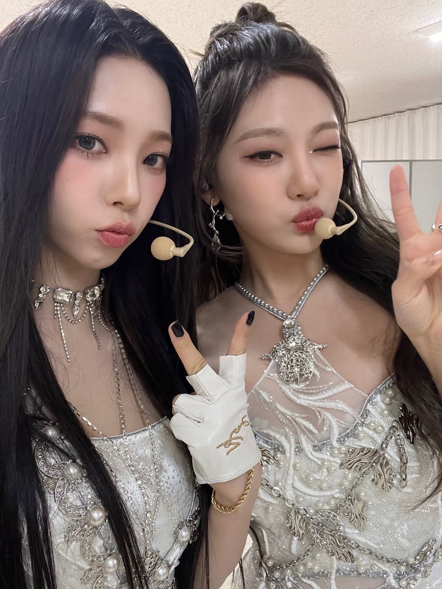 aespasbbl's tweet photo. [230411] 1:52PM KST/12:52PM PHT: 🦋

- +4 📸
- it’s jimin day today 🐥🤍
- my roommate, my food friend, my meme friend, my korean teacher, my reading mate 
- my shopping friend, my pork belly friend https://t.co/DTGNwxtNbY
