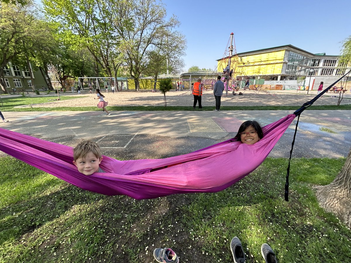 Beautiful spring weather means students and staff at #tashschool enjoy the #hammock grove <a href="/billkralovec/">Bill Kralovec</a> <a href="/DohaDerek/">Derek Nelson</a> <a href="/LenaGT/">Lena Thomson</a> #outdoorlearning #mindfullness