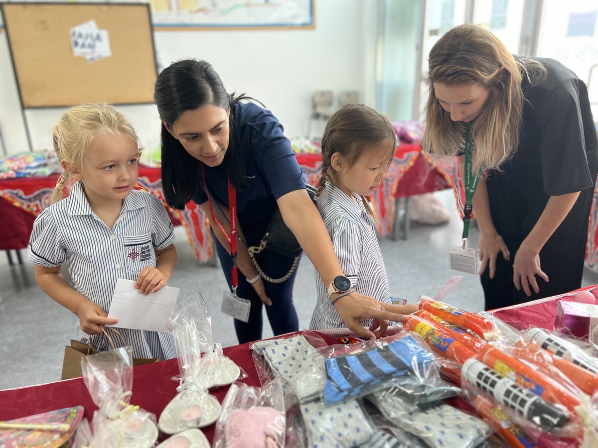 DubaiBritishEH's tweet photo. Secret Eida shopping is underway at DBSEH! Thank you to our PTA for organising this wonderful event. Giving #BeginsAtDBSEH #PTAPowered https://t.co/qFsuoME37a