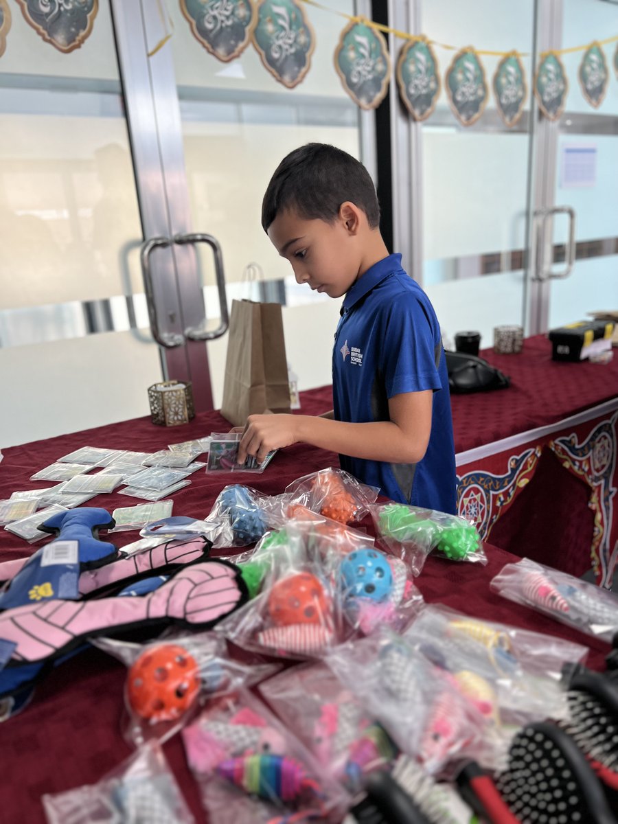 DubaiBritishEH's tweet photo. Secret Eida shopping is underway at DBSEH! Thank you to our PTA for organising this wonderful event. Giving #BeginsAtDBSEH #PTAPowered https://t.co/qFsuoME37a