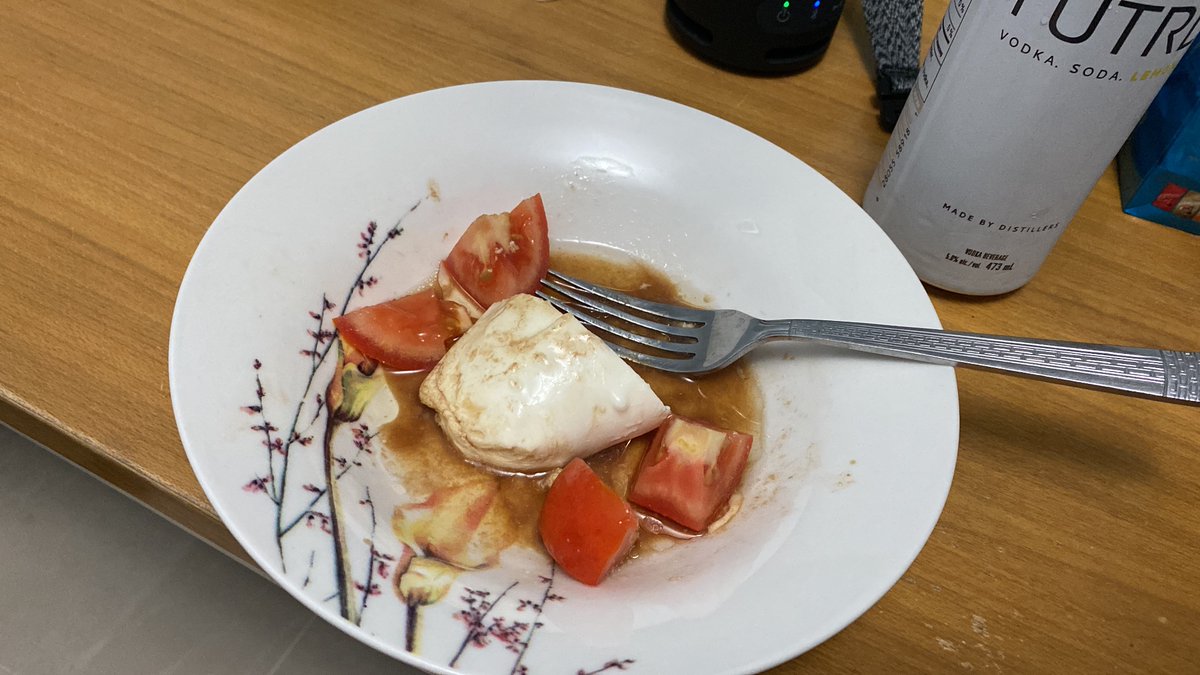 WMotivvvv's tweet photo. Burrata cheese with tomato as snack #snack #foodie #cheese #cooking #homemade https://t.co/SABNIXgiQu