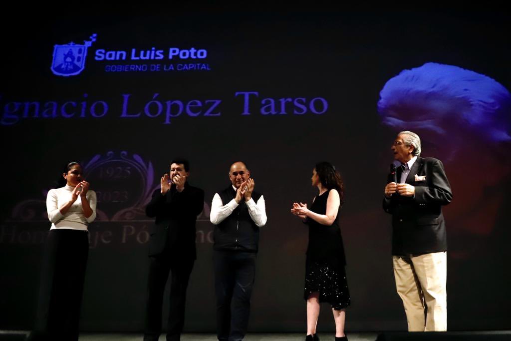 #SanLuisCapital le rindió homenaje a uno de los más grandes actores en la historia del teatro, cine y televisión en México: ¡Don Ignacio López Tarso!

En el Teatro de la Paz, acompañados de su hijo Juan Ignacio Aranda y su familia, recordamos su legado y el amor que le tuvo a…