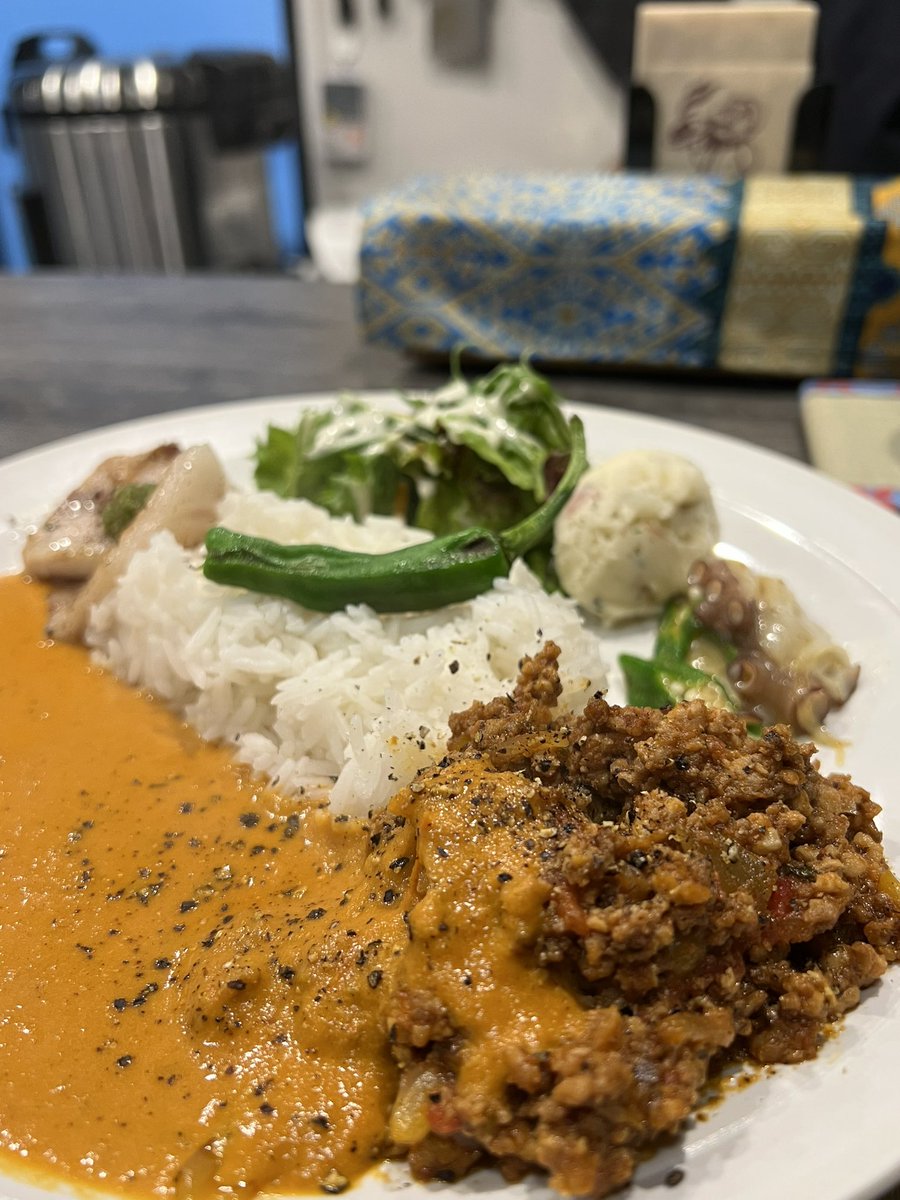 spicecurry0saka's tweet photo. pimer
カリープレート
ランチ満員でギリギリ座れた。
今日は女性ばかりで、扉を開いてびっくり。
今日はいつもよりスパイシーな感じで美味しかった〜
#pimer
#京町堀スパイスカレー
#肥後橋スパイスカレー
#大阪スパイスカレー
#スパイスカレー大阪 https://t.co/JUrc8EwBNg