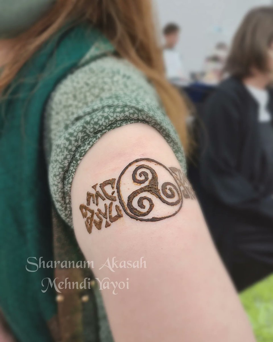 ☆龍神の使いと女神☆
#トカゲ #龍神の使い #Lizard #トリスケル #女神 #三位一体 #triskele #triskelion #mehndi #hennatattoo #hennaartist