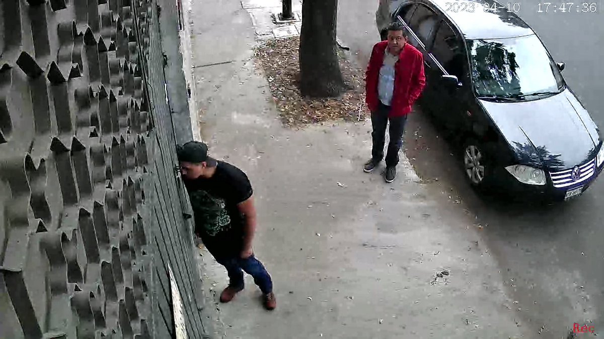 dany5xoxo's tweet photo. El día de hoy 10/04/23 aprox 17:30 dos tipos intentaron meterse a robar a mi casa, esto sucedio en fresno esq Diaz Mirón, adj. videos e imágenes para que tengan cuidado los vecinos de @StaMaRibSegura @stamalaribera @AlcCuauhtemocMx @SSPCMexico @SandraCuevas_ https://t.co/f8HBJ2BtrV