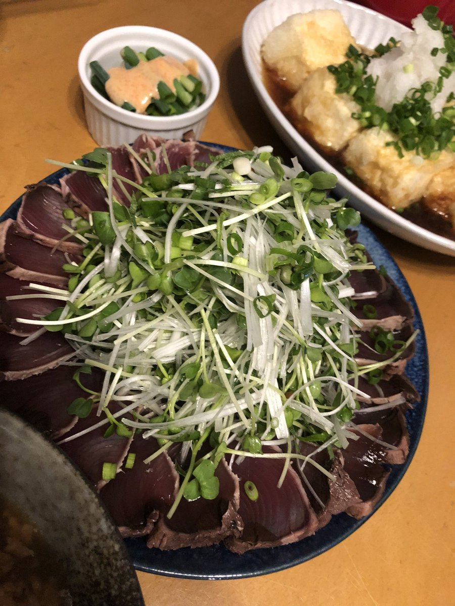 thisiskasan's tweet photo. 鰹のタタキは薬味が命。
#夕ご飯
#献立
#夕食
#鰹のタタキの献立 https://t.co/4ed3OurOlL