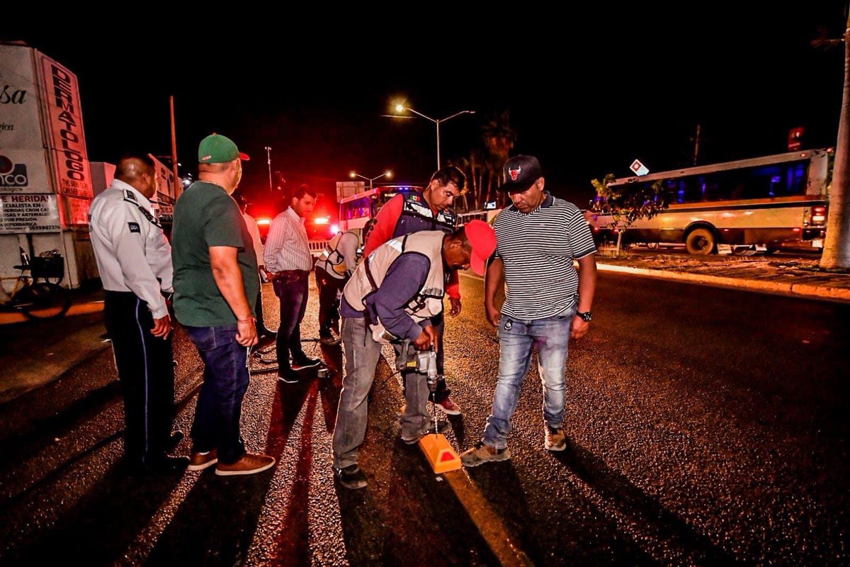 #ObrasPúblicas 
🚘🛣️Esta noche la dirección de obras públicas inició con la colocación de de limitadores en el carril preferencial.

¡Si usted circula por la zona, tome sus precauciones!