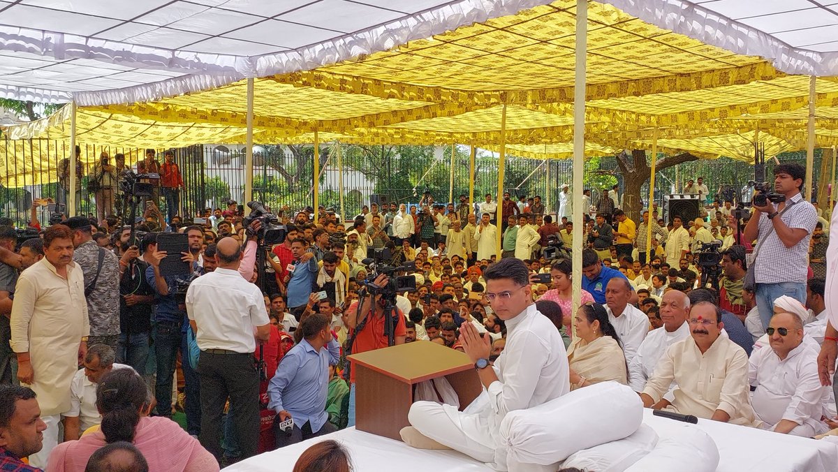 VikramMeena_'s tweet photo. आमजन के हितों की रक्षा के लिए, भ्रष्टाचार के खिलाफ @SachinPilot जी का 'अनशन' शुरू...!

#भ्रष्टाचार_खिलाफ_पायलट https://t.co/nHCBJkiWIZ