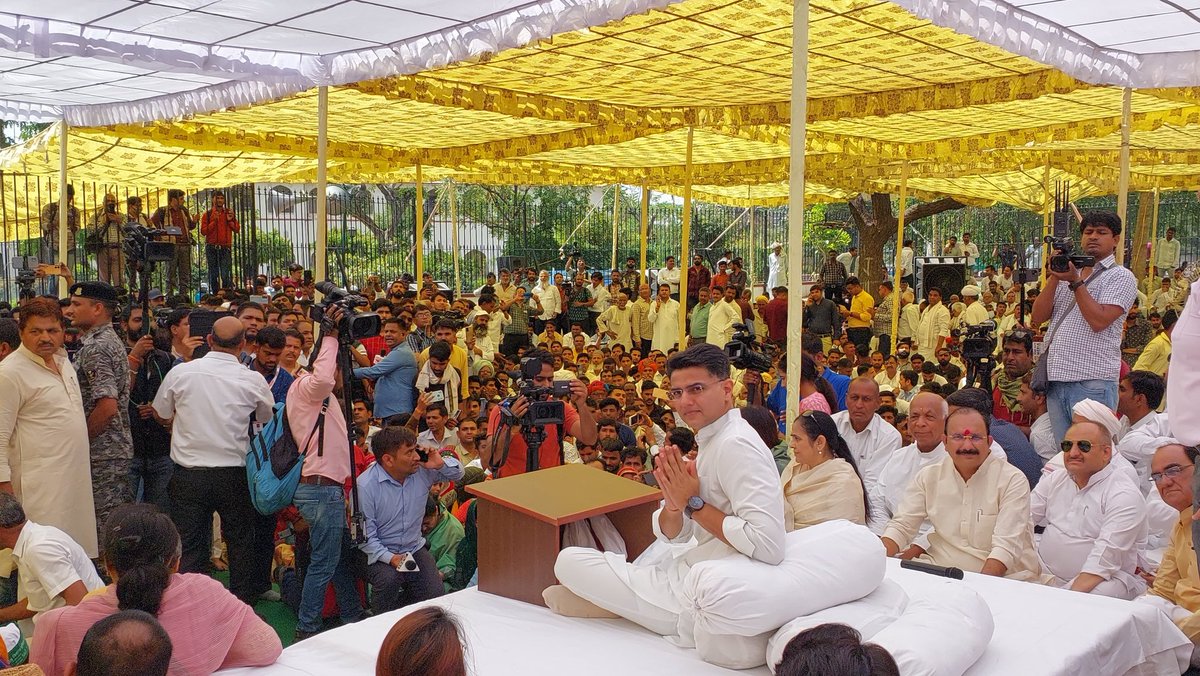 VikramMeena_'s tweet photo. आमजन के हितों की रक्षा के लिए, भ्रष्टाचार के खिलाफ @SachinPilot जी का 'अनशन' शुरू...!

#भ्रष्टाचार_खिलाफ_पायलट https://t.co/nHCBJkiWIZ