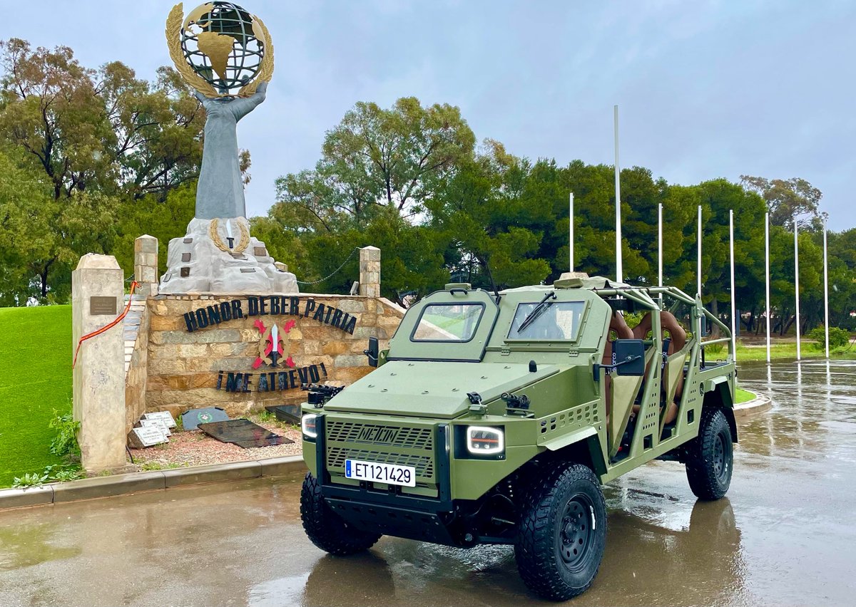Defensagob's tweet photo. #BuenosDías
Conoces los nuevos Vehículos Ligeros de Operaciones Especiales VLOE #Neton MK2? Este vehículo todoterreno 🚘🏔️ cumple con los requisitos de las fuerzas especiales y puede ser transportado en avión #C295, #A400M y helicóptero #Chinook de las #FAMET. https://t.co/9cgr3BuaWq