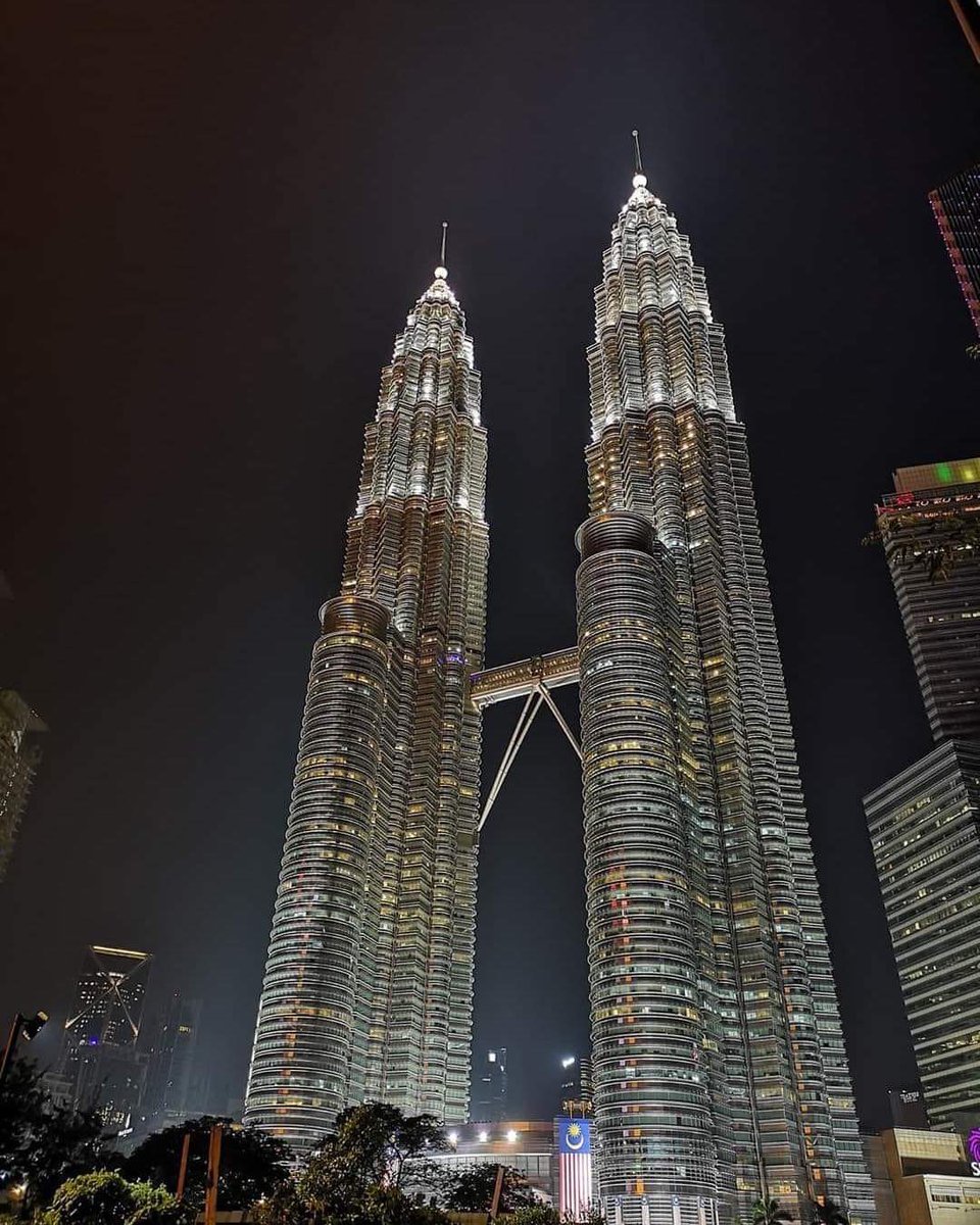 Petronas Twin Towers, MalaysiaThe twin 88-story steel and glass buildings known as the Petronas Twin Towers or PetronasTowers completed in 1996 are icons of Malaysia.Designed to symbolize courage and the country’s advancement,the towers connect by a doubledecker Skybridge.
