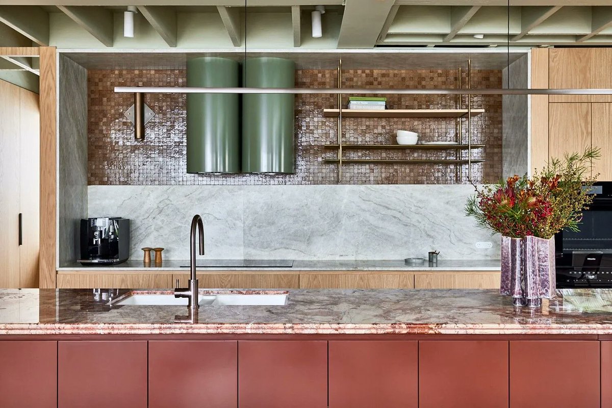 Rosso Verde Private House by ​​<a href="/CWarchitects/">Carter Williamson</a> features a material palette of: 

• Marble Countertop - Kitchen by Avant Stone
• Dining table &amp; chairs by Jardan
• Lighting by Douglas &amp; Bec; Volker Haug Studio; CCSS

See more: bit.ly/3zTU7vv
