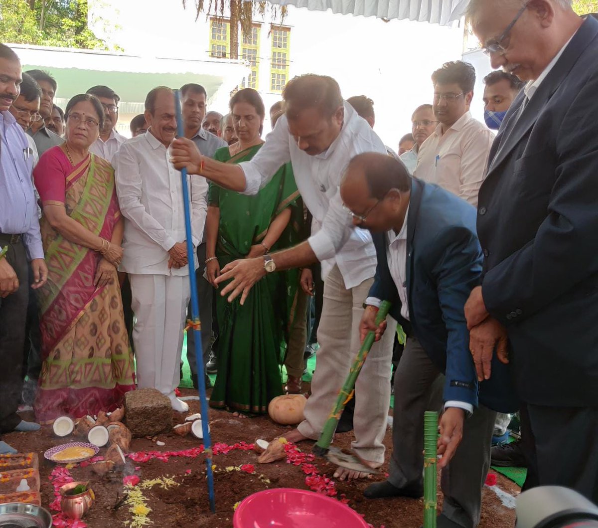 RSRBRS's tweet photo. HonMins @SabithaindraTRS @mahmoodalitrs laid foundation for the proposed hostel for Engineering students in Osmania University.A G+3 facility of 90000sft, which will house 500 students will be built in 1.59acres with a budget of Rs.39.50crores.
#ThankYouKCR https://t.co/o4GEH0eHRd