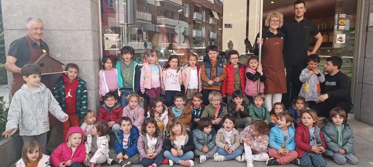 IESANTJORDI's tweet photo. El Pepe i la Rosa de Can Cros ens han explicat com es fa una mona de Pasqua! Moltes gràcies, vam passar una tarda molt dolça! #pasqua ##NousEspaisUnNouSantJordi
#iesantjordi #vilassardedalt #escolescoop #escolesmaresme #pedagogiaviva #metodologiaactiva #racons #minimons #ambients https://t.co/S2Awt0XWL8