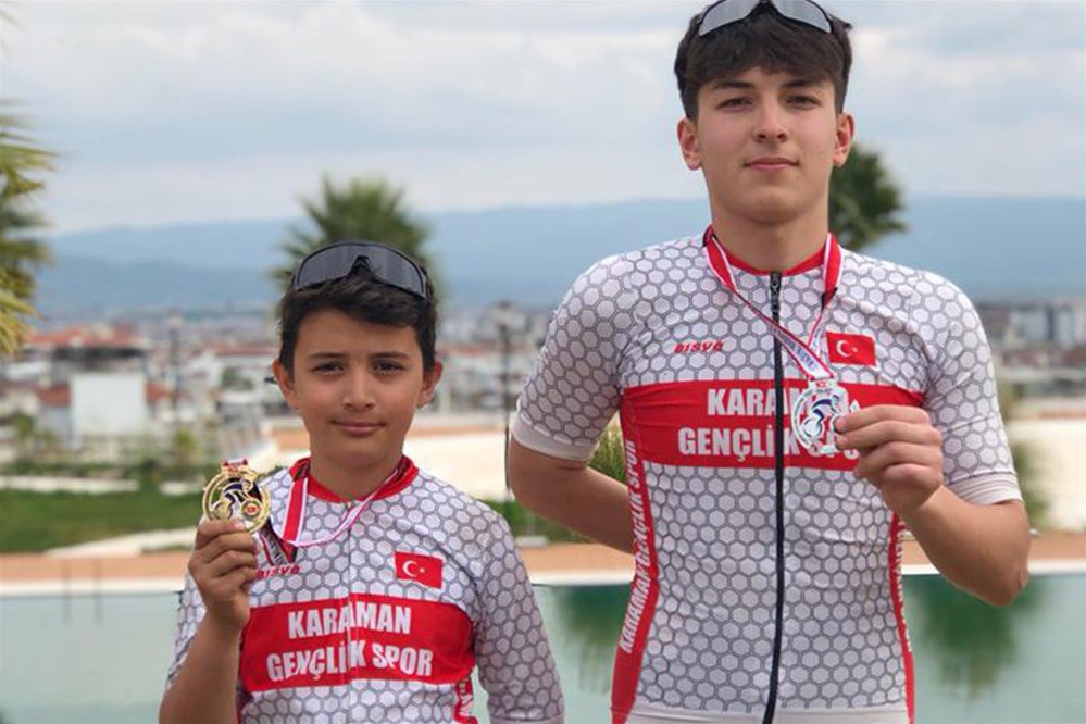 8-9 Nisan tarihlerinde Aydın’ın ev sahipliğinde düzenlenen MTB Cup XCO Dağ Bisiklet Türkiye Şampiyonası U12 kategorisinde okulumuz öğrencisi Fuat GÖRMEN Türkiye Şampiyonu olmuştur.
Öğrencimizi ve emek veren antrenörlerini gönülden tebrik eder başarılarının devamını dileriz.