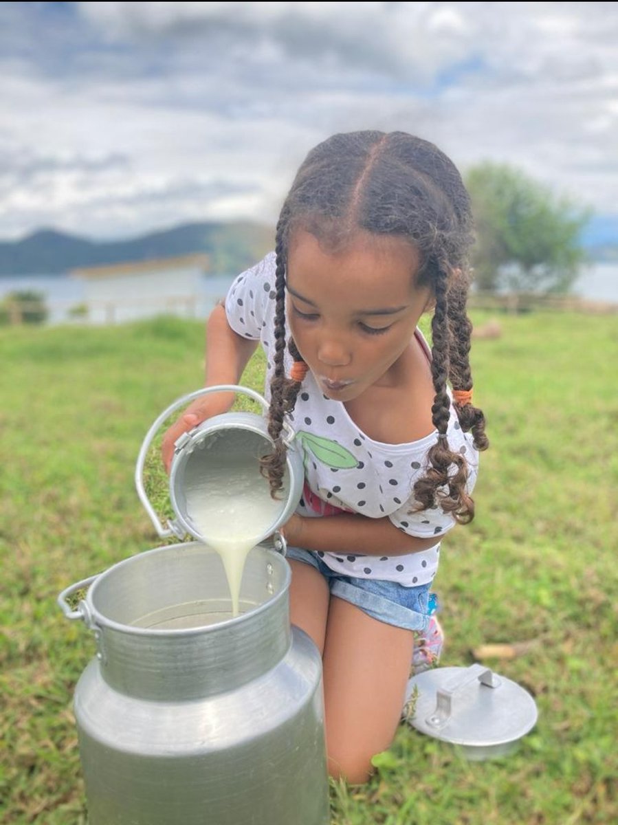 1LadyVisionary's tweet photo. Experiences that last a life time. We taught Hope about her culture and how to milk a cow for the first time @LakesIsland.
#VisitRwanda
#ThingsToDoInRwanda
#LakeBurea
#RDB
#LadyVisionary https://t.co/3UfMUGQKRq