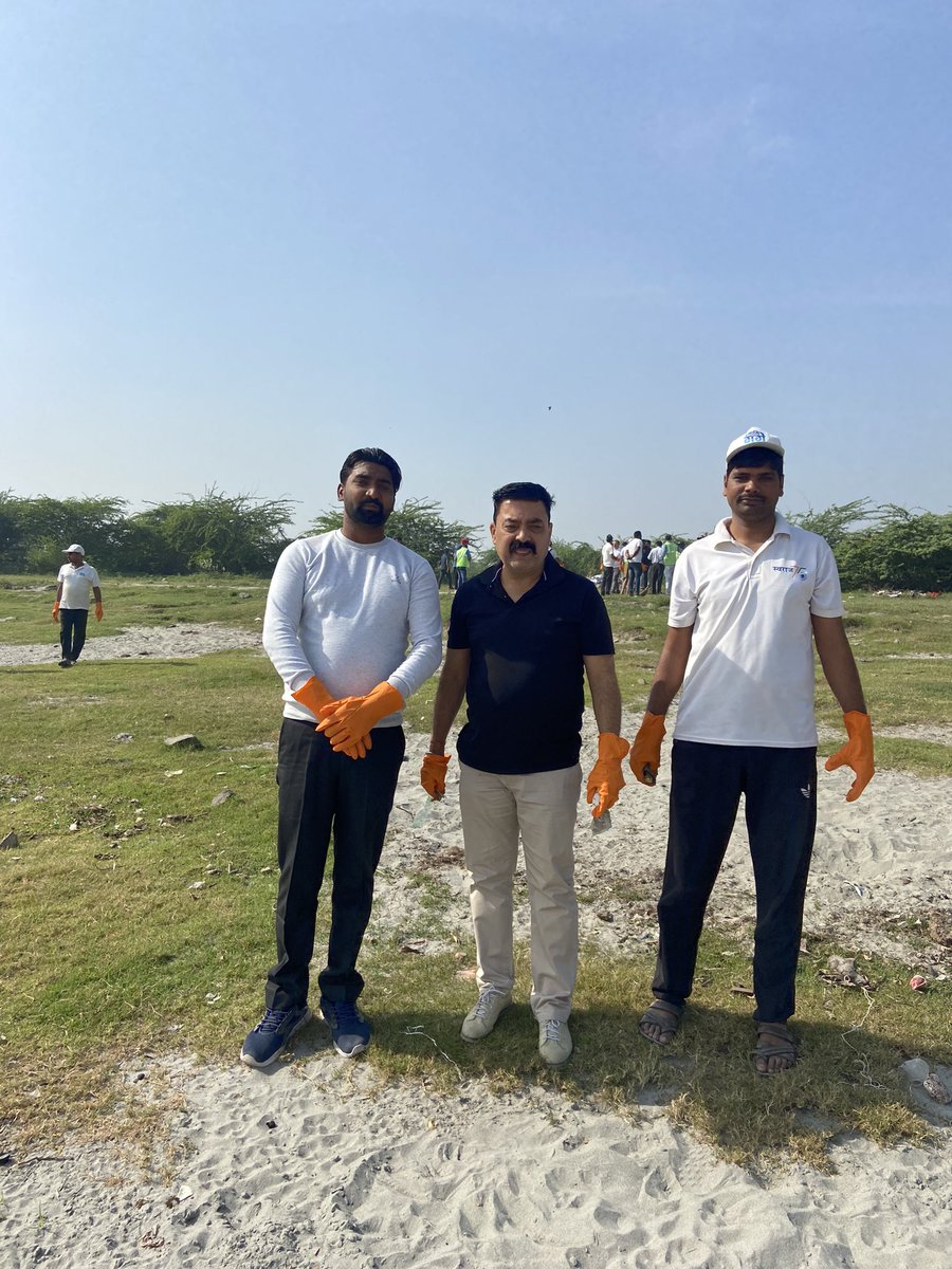 bharatpathak08's tweet photo. #GangaVicharManch #FriendsofYamuna #RWA #YSS #MCDDelhi #KalindiKunj #Ghat #Yamuna #River #CleannessDrive @GangaVichar @cleanganganmcg @MoJSDoWRRDGR https://t.co/9oioY1JVNO
