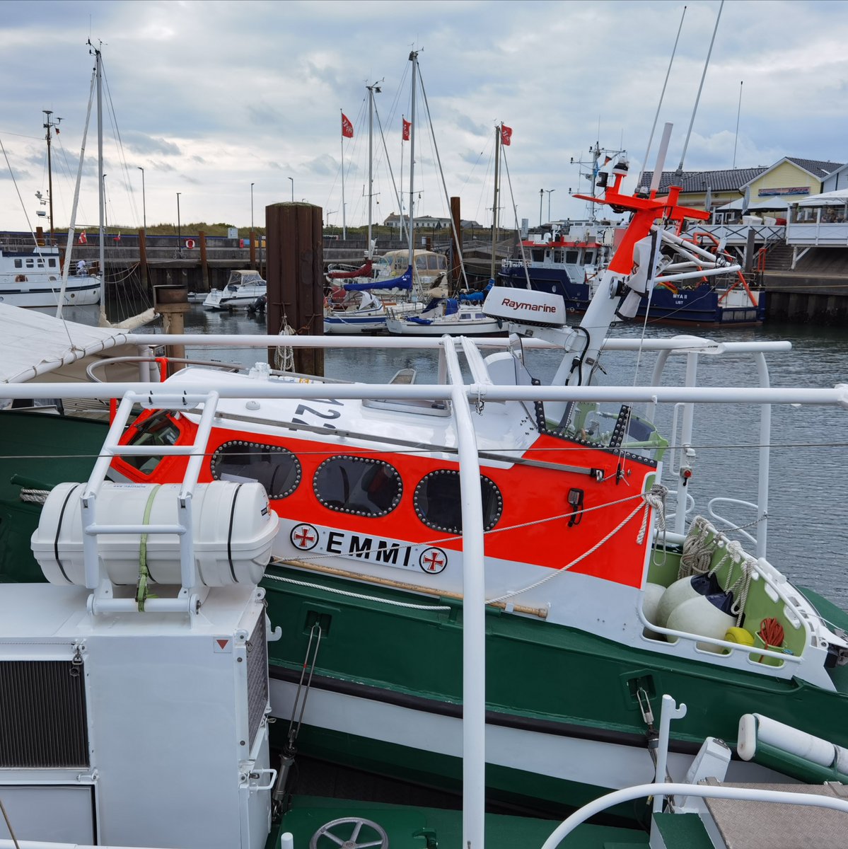 Stift_und_Bogen's tweet photo. Das Tochterboot des Seenotrettungskreuzers "Hans Hackmack" heißt "Emmi" und ist nach der Ehefrau von Hans #Hackmack benannt. (Tochterboot ist der korrekte nautische Fachbegriff, den auch ich verwende, obwohl die Erinnerung einem Ehepaar gilt.)
👇👇👇
https://t.co/BFrR5QITiL https://t.co/GywvZdXA15