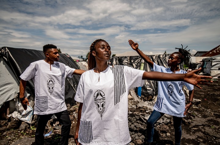 Main dans main,ensemble face aux nouveaux  défis pour écrire de nouvelles pages  de l'histoire #laguerrenarêttepaslaculture 
#kulikoart #designe #culture 
#africandesigne #africamode