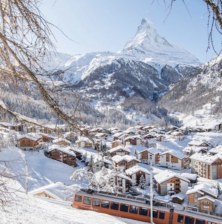 EstetikNote's tweet photo. 📍 Switzerland
With and without snow ❄️

Ikaw, saan mo gustong makapunta? 🤎🍂

#TravelTuesday

FB | @VintageNotePH
IG | @VintageNotePH
✍️ | - 🌸
📸 | Pinterest https://t.co/ZaqIZcyXU2