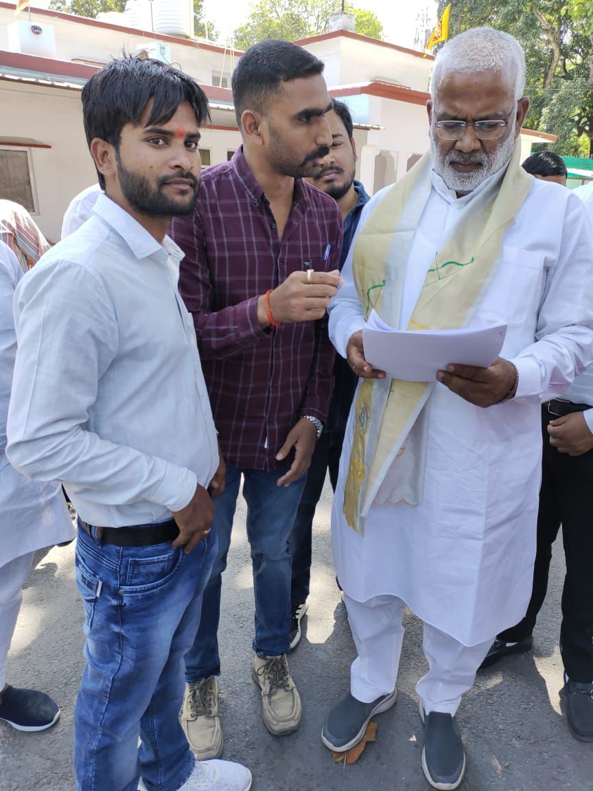 GESWA_UP's tweet photo. बीटेक अभ्यर्थियों को जूनियर इंजीनियर पदों की भर्ती में शामिल करने के लिए माननीय जलशक्ति मंत्री श्री @swatantrabjp जी को पुनः ज्ञापन दिया गया। माननीय मंत्री जी ने आश्वासन दिया है कि जल्द ही इस पर कार्यवाही होगी। https://t.co/NnnfWljPes