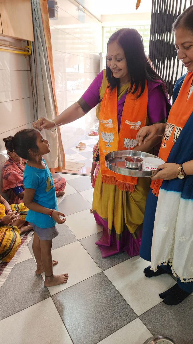 kiran_makadia's tweet photo. #Samrastann
ભાજપ સામાજીક સમરસતાના ન્યાય સપ્તાહ અંતર્ગત વોર્ડ નં 8 માં જ્યોતિબેન લાખાણીના ઘરે સફાઈ કામદાર બહેનો ને ભોજન કરાવ્યું હતું જેમાં મહિલા મોરચાના રાજકોટ ના અધ્યક્ષા કિરણબેન માકડીયા તથા કોર્પોરેટર ડો દર્શનાબેન પંડ્યા ઉપસ્થિત રહી સરકારના *સમરસતાના અભિગમ* મા સહભાગી થયા હતાં https://t.co/Qi1jjAkYqQ