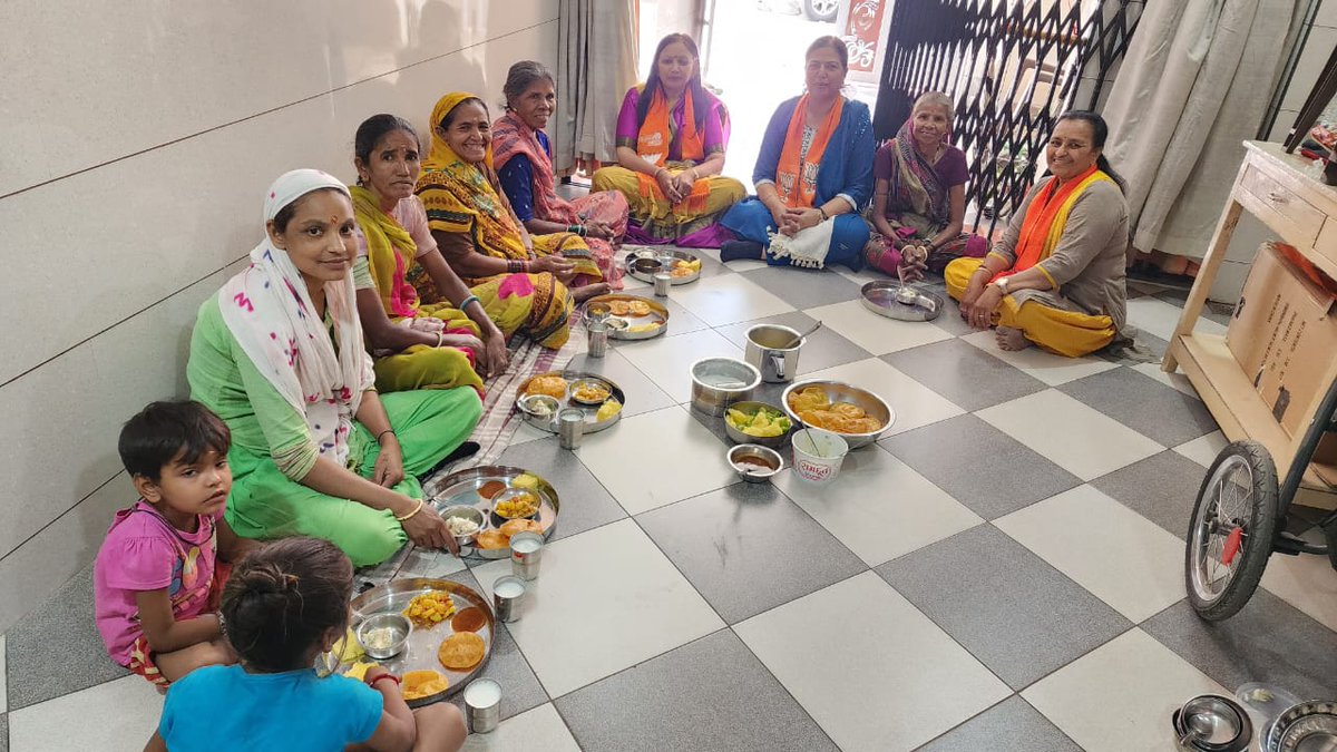 kiran_makadia's tweet photo. #Samrastann
ભાજપ સામાજીક સમરસતાના ન્યાય સપ્તાહ અંતર્ગત વોર્ડ નં 8 માં જ્યોતિબેન લાખાણીના ઘરે સફાઈ કામદાર બહેનો ને ભોજન કરાવ્યું હતું જેમાં મહિલા મોરચાના રાજકોટ ના અધ્યક્ષા કિરણબેન માકડીયા તથા કોર્પોરેટર ડો દર્શનાબેન પંડ્યા ઉપસ્થિત રહી સરકારના *સમરસતાના અભિગમ* મા સહભાગી થયા હતાં https://t.co/Qi1jjAkYqQ