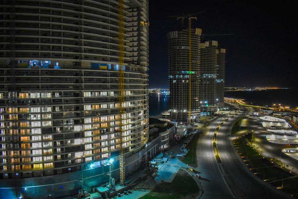 EgyProjects's tweet photo. 🌇#مشاريع_مصر🇪🇬|
 تصوير ليلي لمدينة العلمين الجديدة على ساحل البحر المتوسط. https://t.co/Blmx0VPIVu