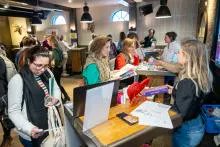 De conferentie 'Relaties en seksualiteit, de gewoonste zaak op school' bood onderwijsprofessionals veel kennis en inspiratie. Kon je er niet bij zijn of heb je workshops gemist? Lees dan nog deze tips na: buff.ly/3KMzSq3.
#onderwijs <a href="/RutgersNL/">Rutgers</a> <a href="/soaaids_nl/">Soa Aids Nederland</a> <a href="/veiligopschool/">School & Veiligheid</a>