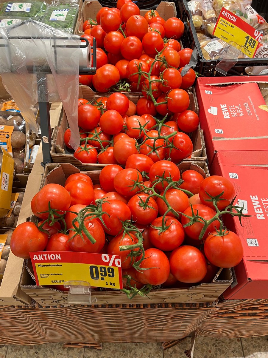 dunyadanfinans's tweet photo. Saatte ortalama 15 € kazanıyorsunuz ve fiyatlar böyle:

Domates     : 0,99 €
Chikita Muz: 1,59 €
Şeftali         : 2,99 €
Kayısı          : 2,99 €

Muazzam bir alım gücü. https://t.co/MuE9pIeR1H