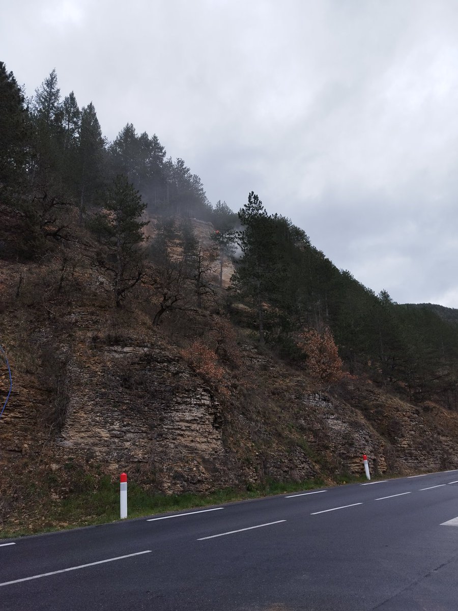 g_testud's tweet photo. En Lozère, travaux au dessus de la #RN88 à Barjac. Un morceau de falaise est cassée... https://t.co/Z4vIcnvlFI