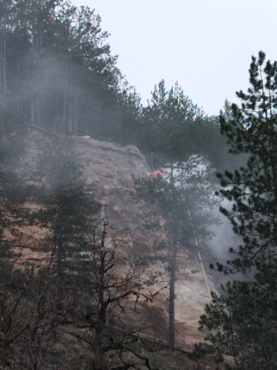 g_testud's tweet photo. En Lozère, travaux au dessus de la #RN88 à Barjac. Un morceau de falaise est cassée... https://t.co/Z4vIcnvlFI