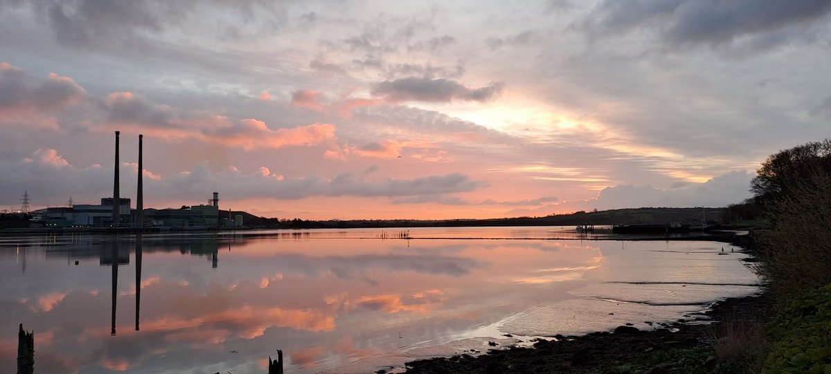 A fleeting blush of red on my walk earlier taken from Butlers Slip looking east towards #Cheekpoint #Waterford Great Island #Wexford on the left