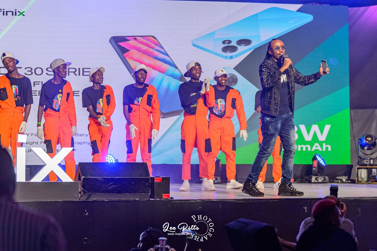 BmShaxxy's tweet photo. The #MuHOAT Dance Challenge by @InfinixKenya was all great as well
#TheHottest30
#bmshaxxy
#ministerofsherehe https://t.co/hbMNbqcGbO