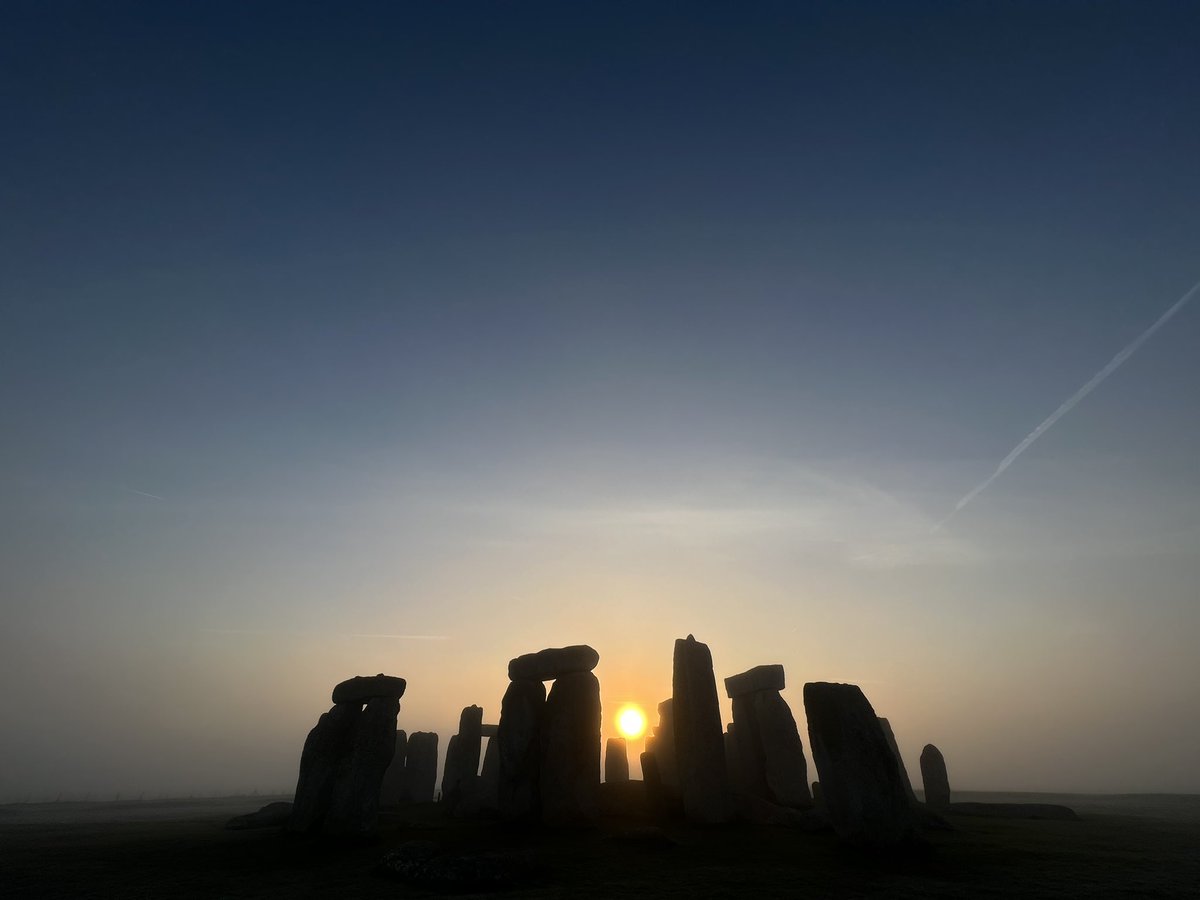 Sunrise at Stonehenge today (11th April) was at 6.21am, sunset is at 7.55pm 🌤