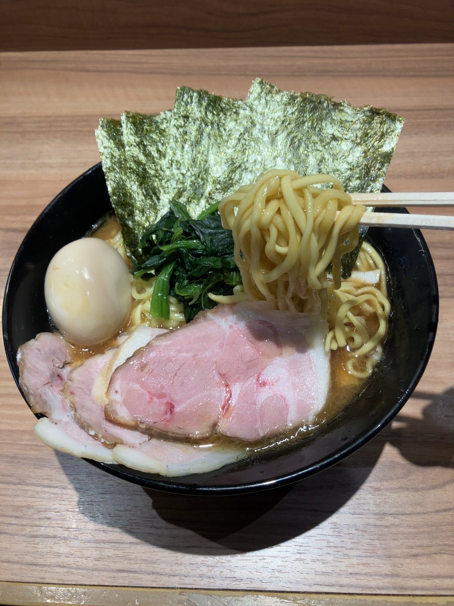 (￣･ω･￣)
ラーメンウマウマ🐴馬美👍🏻💕じゃなかった😭念願の武〇家の離れたやーつだったのに、ラーメンはただただ塩辛くて旨味が感じられない。ちゃんと味見してんのかなぁ🤔店内もﾀｶﾋﾞｰで、いづれは時間の問題って感じかな。
二度と行きましぇ~~~んꉂꉂ😁