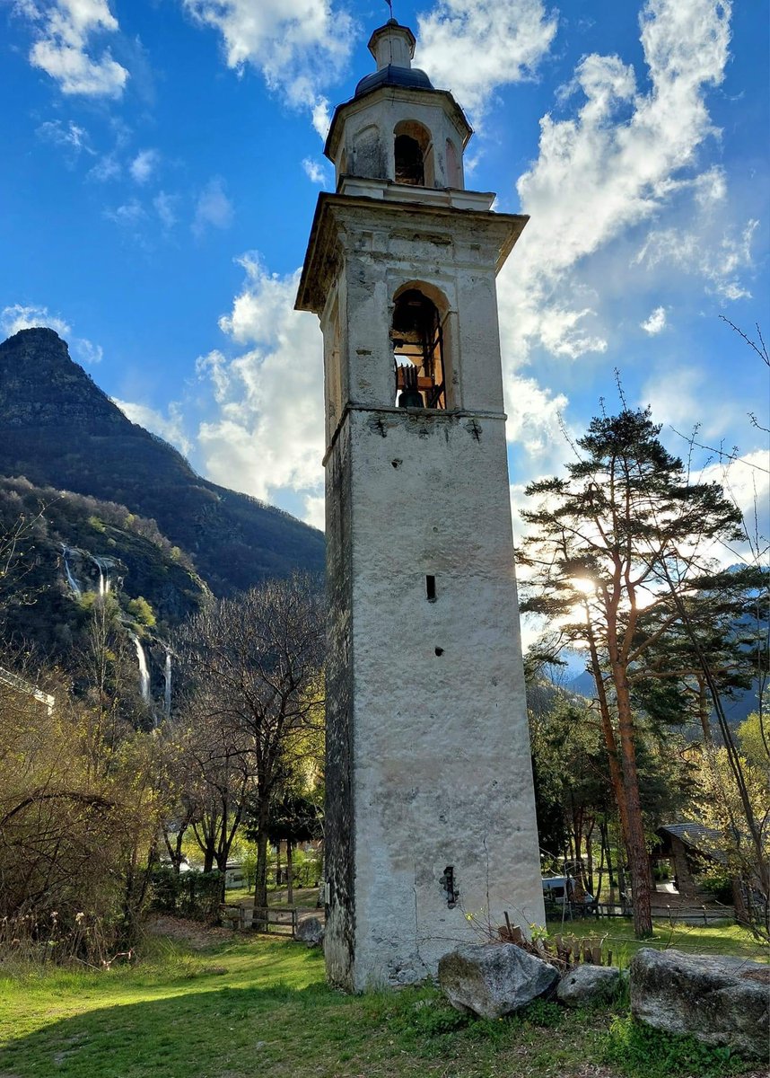 MassimoSertori_'s tweet photo. 🔔🏔️ La Torre di S. Abbondio, a #Piuro/SO, da qualche giorno è tornata a far sentire il suono delle sue #campane!
Il #Campanile, unico sopravvissuto alla frana del 1618, è stato infatti interessato da importanti lavori di #restauro.
#Buongiorno e buon martedì a tutti!
#montagna https://t.co/X32bgnDIqw