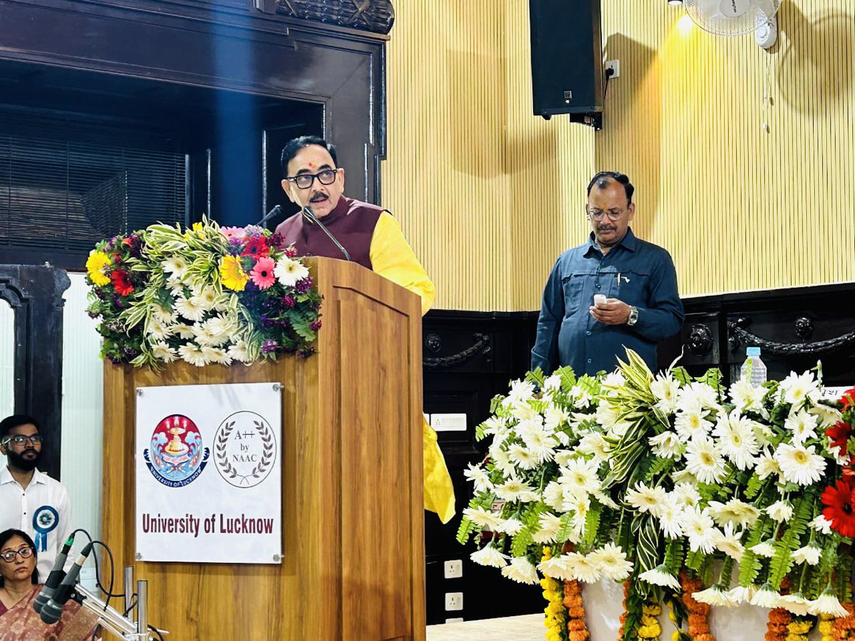 कुलपति प्रो आलोक कुमार राय की अध्यक्षता में वाणिज्य विभाग द्वारा आयोजित अंतर्राष्ट्रीय सम्मेलन के उद्घाटन समारोह में मुख्य अतिथि डॉ महेंद्र नाथ पाँडे, केंद्रीय मंत्री, भारी उद्योग, भारत सरकार तथा विशिष्ट अतिथि पूर्व उप मुख्यमंत्री उत्तर प्रदेश सरकार, प्रो दिनेश शर्मा ।