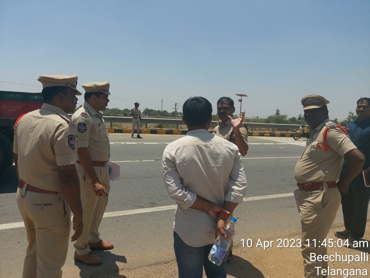 GadwalSp's tweet photo. జిల్లా ఎస్పీ శ్రీమతి కె.సృజన గారి ఆదేశాల మేరకు డి.ఎస్పీ రంగ స్వామి గారు జిల్లా లో కృష్ణ నది నుండీ తుంగభద్ర నది వరకు48కెలోమిటర్ల మేర ఉన్న44వ జాతీయ రహదారి పై ఎక్కువగా ప్రమాదాలు జరిగే బ్లాక్ స్పాట్స్ ను అలంపూర్ సి. ఐ సూర్య నాయక్ తో, హై వే అథారిటీ ఇంజనీర్ భార్గవ తో కలిసి పరిశీలించారు https://t.co/PzXK7jwEzp