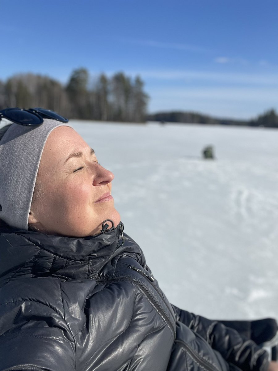 Olipas kelit meillä pääsiäisenä! Tuli liikuttua, mutta vietettyä aika myös tässä asennossa 💛☀️