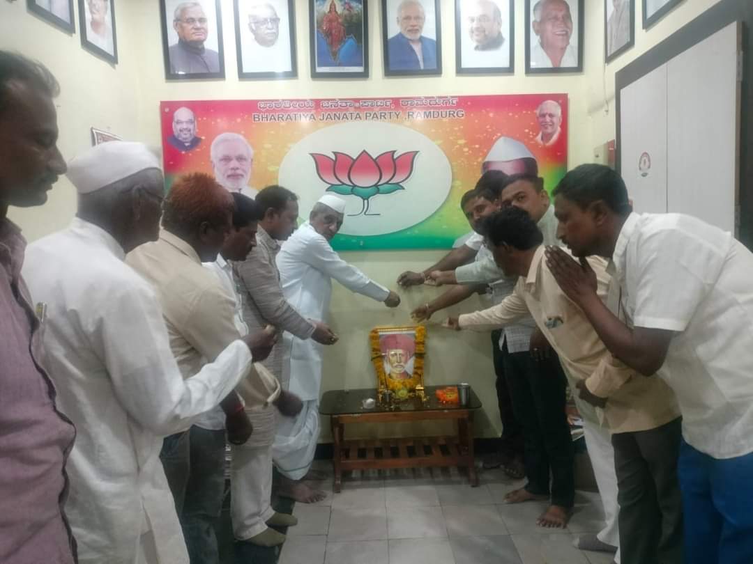 BJP_Ramdurg's tweet photo. ರಾಮದುರ್ಗ ನಗರದ ಶಾಸಕರ ಗೃಹ ಕಛೇರಿಯಲ್ಲಿ ಸಮಾಜ ಸುಧಾರಕ, ಶಿಕ್ಷಣ ತಜ್ಞ, ಸಾಮಾಜಿಕ ಕ್ರಾಂತಿಕಾರಿ ಮಹಾತ್ಮಾ ಜ್ಯೋತಿರಾವ್ ಫುಲೆ ಅವರ ಜನ್ಮದಿನವನ್ನು ಮಾನ್ಯ ಶಾಸಕರಾದ ಶ್ರೀ ಮಹಾದೇವಪ್ಪ ಯಾದವಾಡ ರವರು ಆಚರಿಸಿದರು ..  

ಈ ಸಂಧರ್ಭದಲ್ಲಿ ಅಧ್ಯಕ್ಷರು ರಾಜೇಶ್ ಬೀಳಗಿ ಮಾರುತಿ ತುಪ್ಪದ ಹಾಗೂ ಮುಖಂಡರು ಉಪಸ್ಥಿತರಿದ್ದರು ...

#JyothibhaPhule https://t.co/CuXM6XNmNo